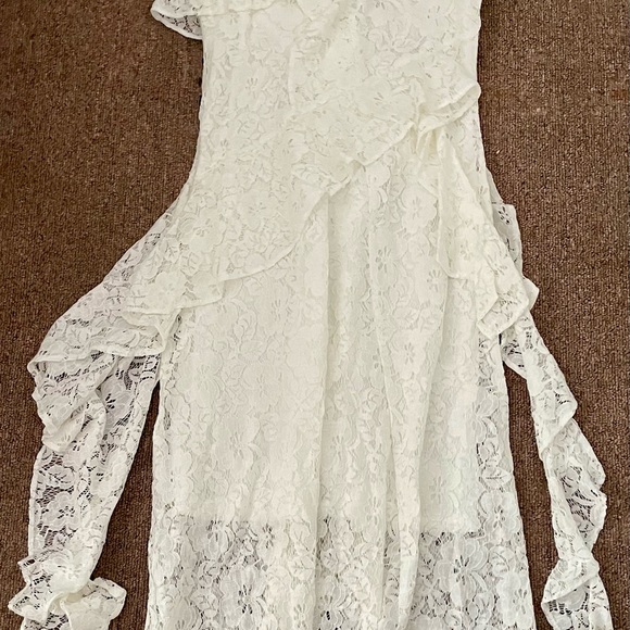🌸 White lace dress that’s great for a tropical trip - Picture 3 of 3